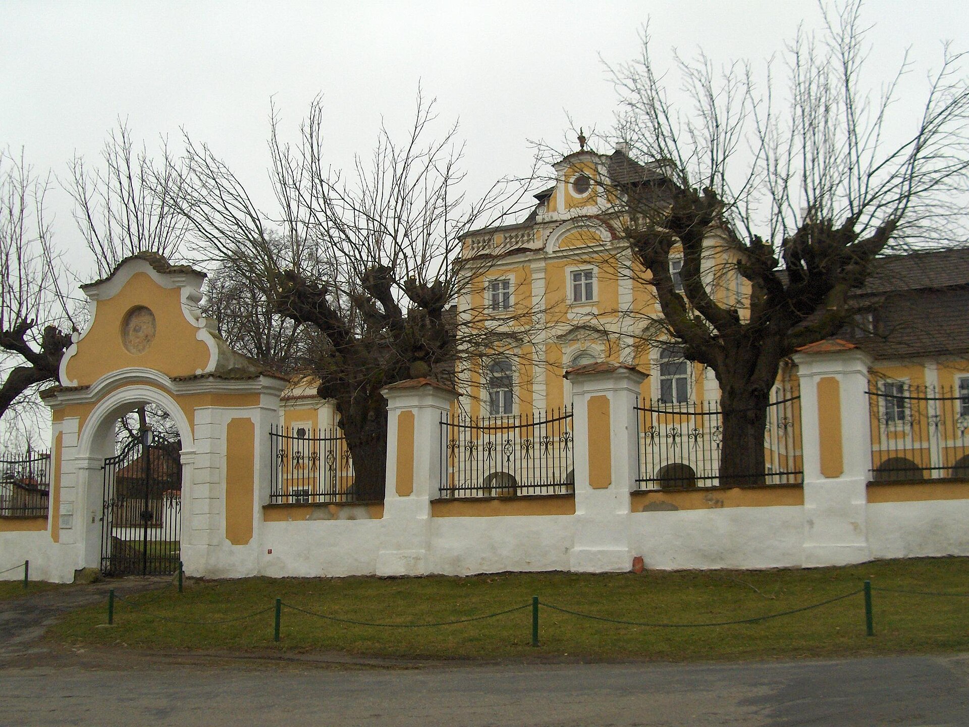 Klášter Castle