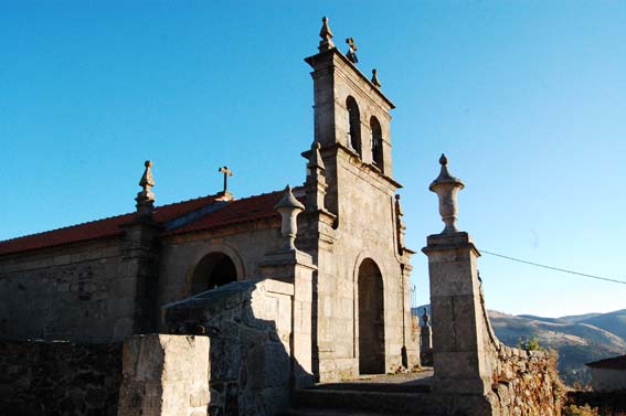 Igreja paroquial, adro e cemitério de Meijinhos