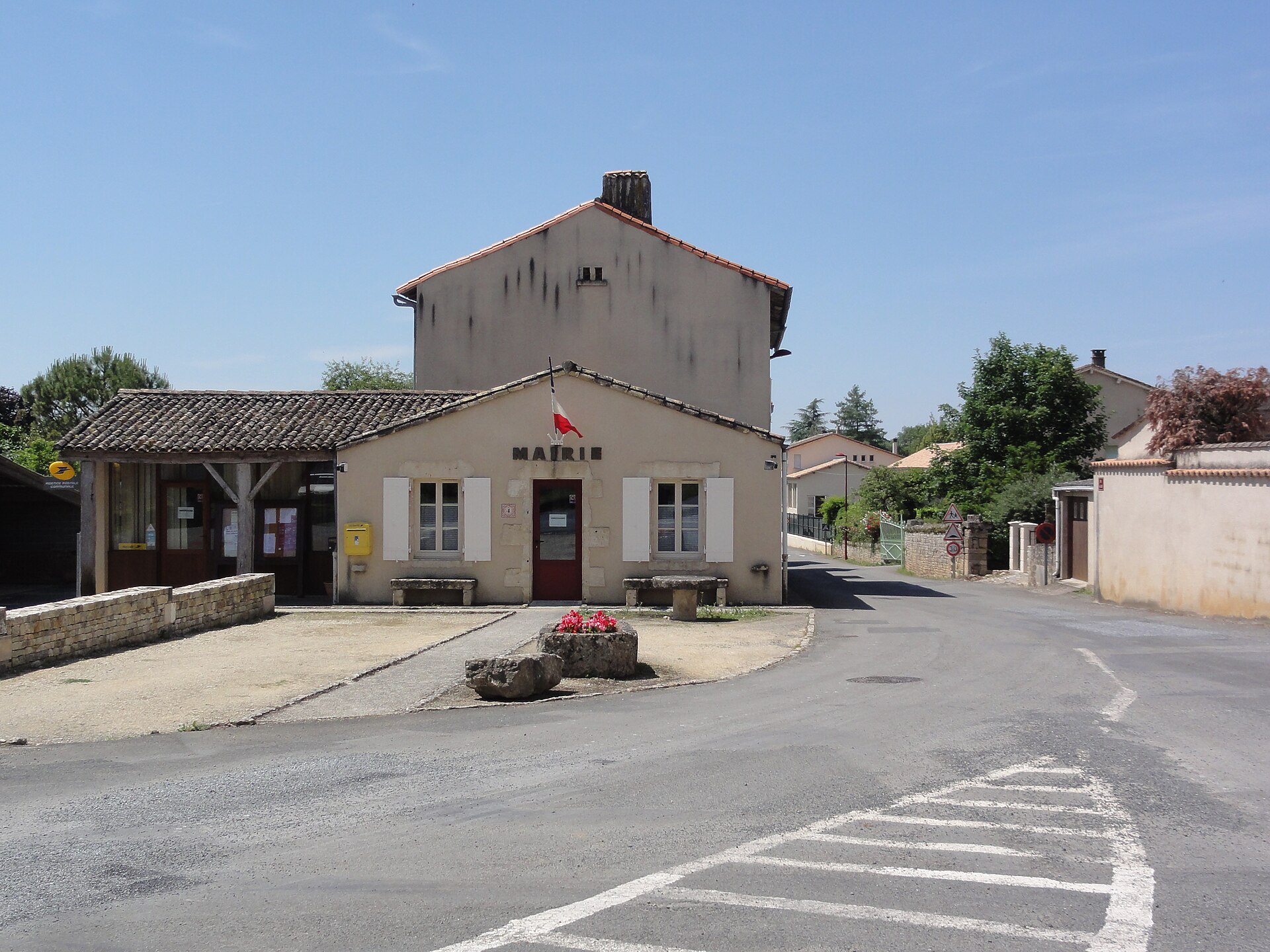 town hall of Saint-Romans-lès-Melle