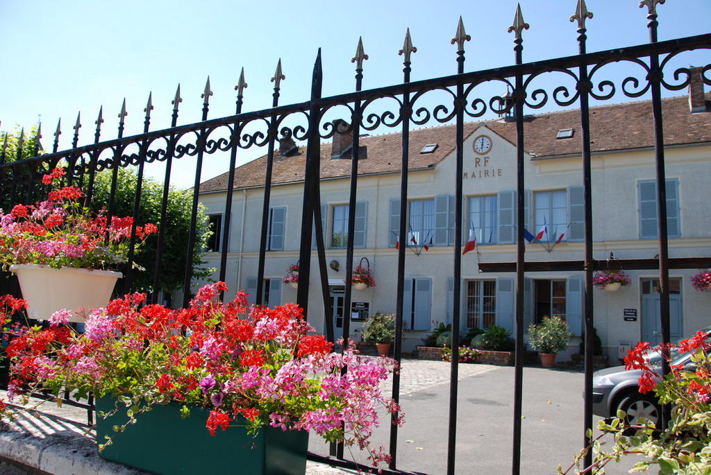 town hall of La Chapelle-la-Reine